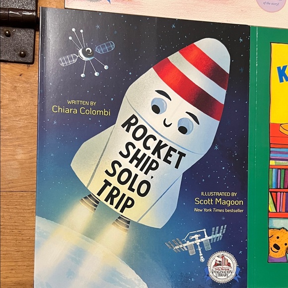 Children's Book Collection of 5 books in very good to like new/ new condition. - Picture 4 of 9